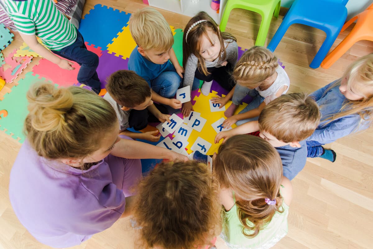 niños con profesor