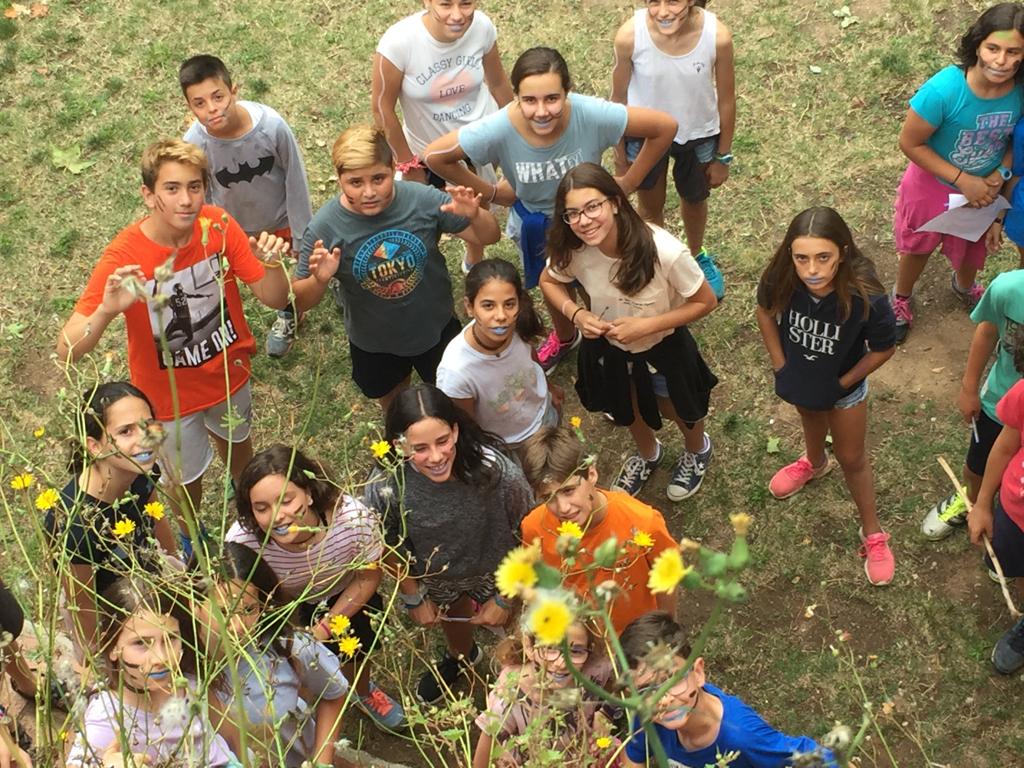 niños regalando flores