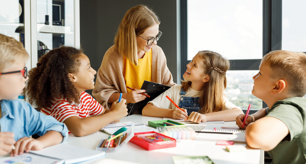 niños con profesor